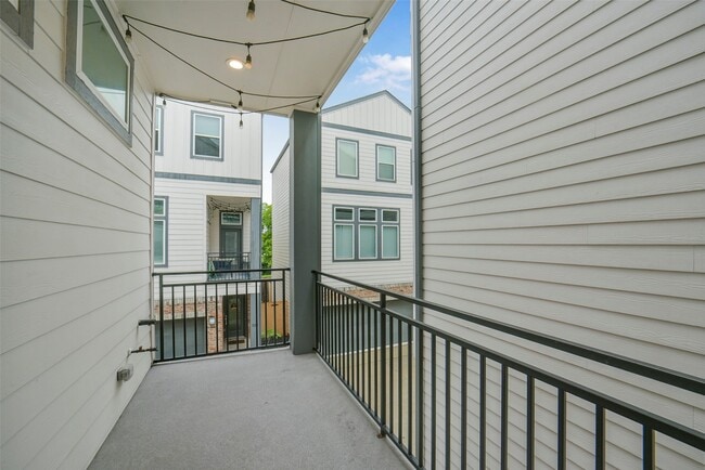 Building Photo - 760 W Donovan St