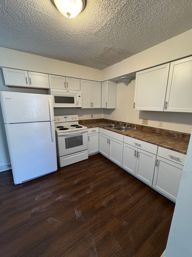 Building Photo - Three Level Three Bedroom Duplex in SW Columbia