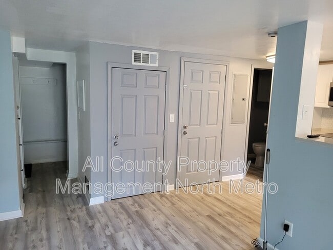 Building Photo - 5606 Roberts Dr