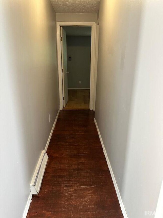 Building Photo - 1302 N Woodburn Ave