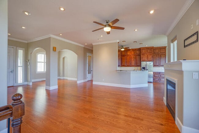 Building Photo - FOUR BEDROOM HOUSE IN LACAMAS SHORES WINTE...