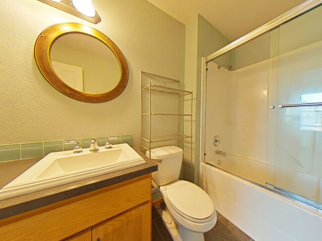 Building Photo - 3 Bedroom Townhouse ~ Close to Campus