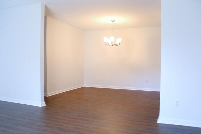 Building Photo - 515 Basswood Ave