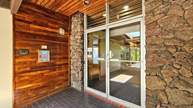 Building Photo - Holiday Village - renovated studio with on...