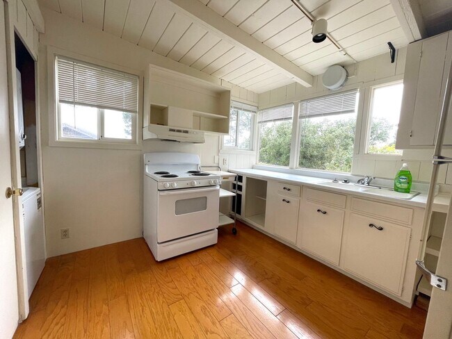 Building Photo - One Bedroom Single Family Home in Pacific ...