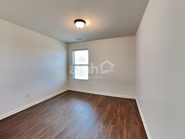 Building Photo - 4013 Clay Ct SE