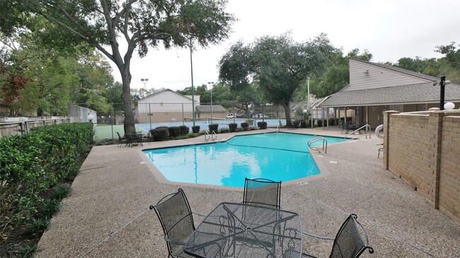 Building Photo - 8003 Oakwood Forest Dr