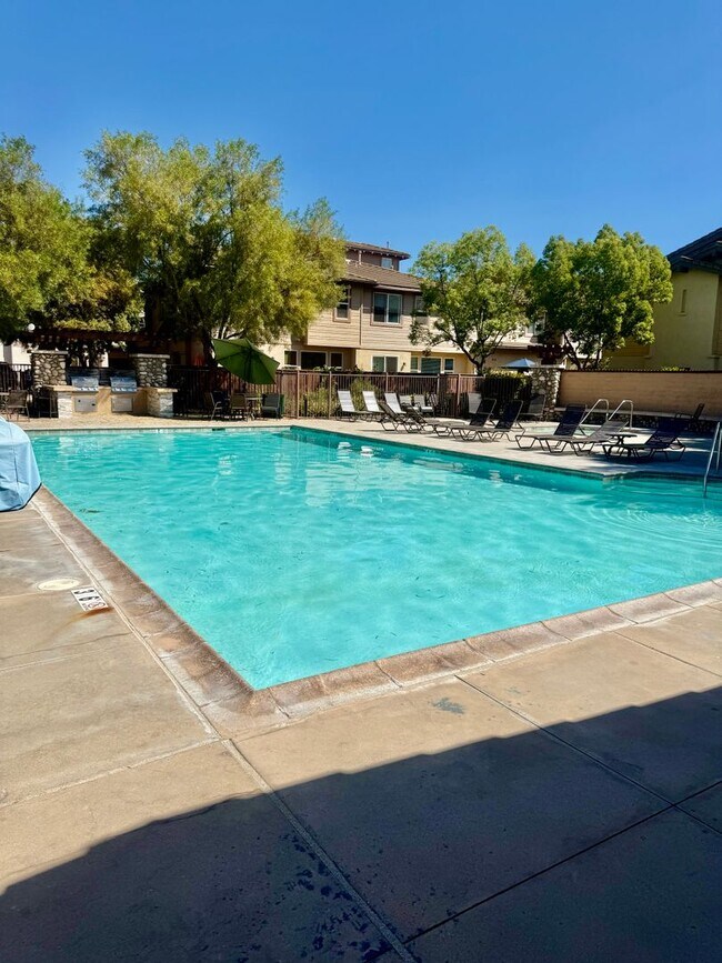 Building Photo - 3 bed 2 car garage condo for rent in Murrieta