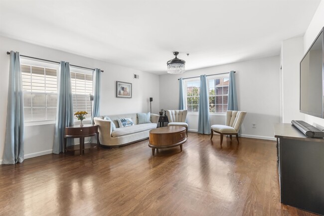 Building Photo - 519 3rd St