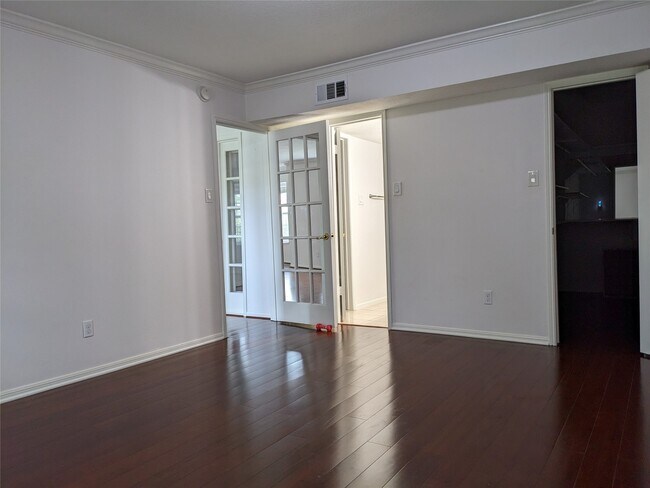 Building Photo - 351 N Post Oak Ln