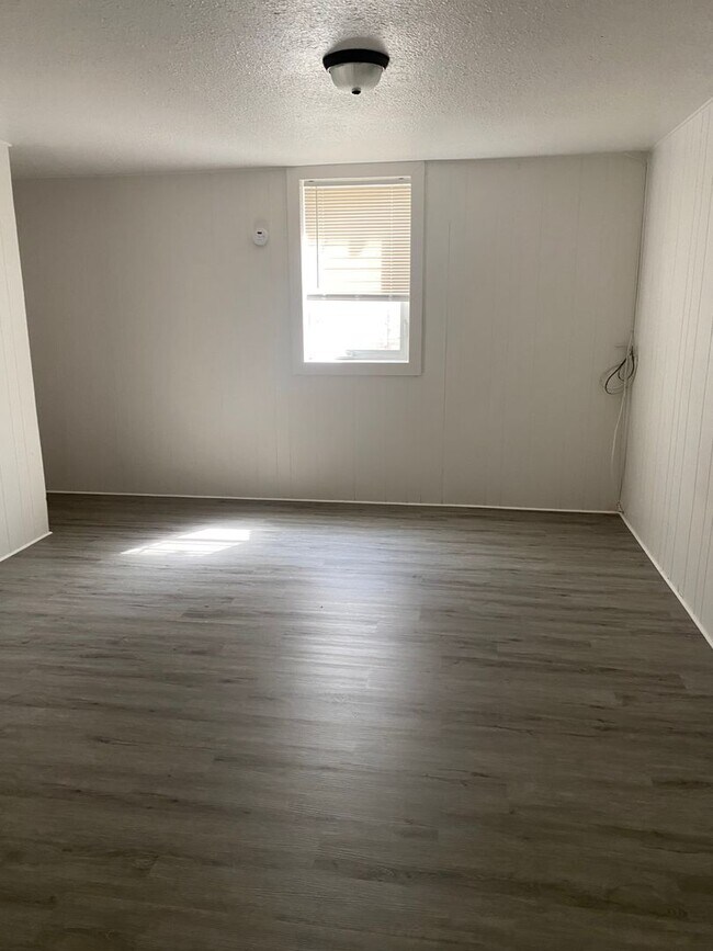 Building Photo - Triplex townhome blocks away from Anshutz ...