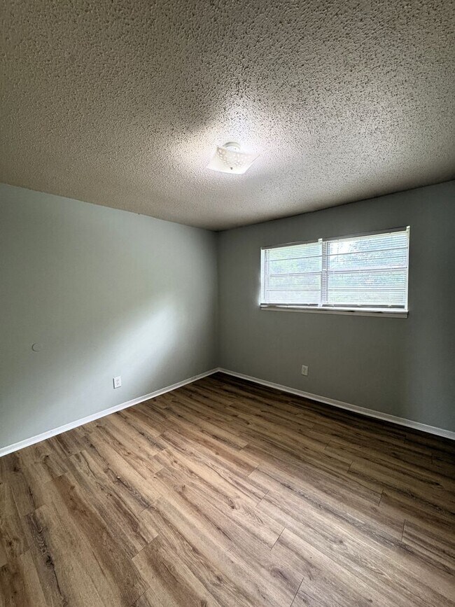 Building Photo - Move-In Special!!!