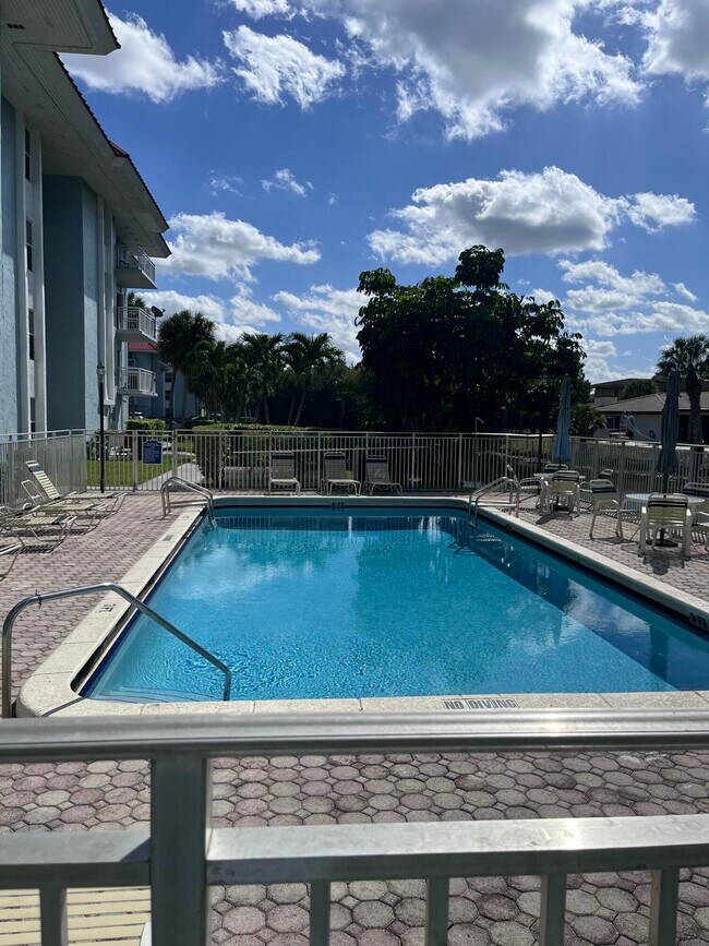 Building Photo - 505 S Pine Island Rd