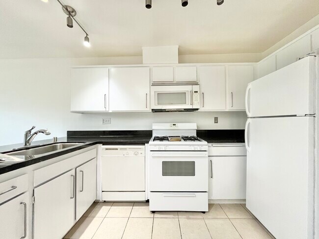 Building Photo - 4401 Kraft Ave