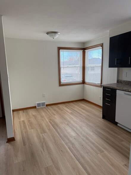 Building Photo - 966 N Green Bay Rd