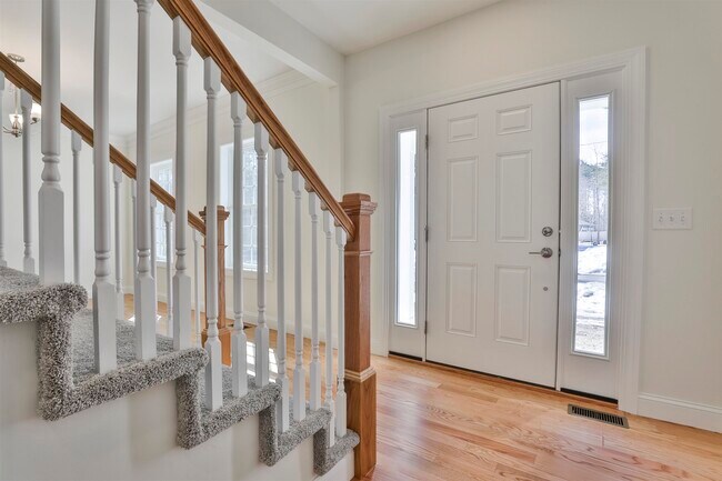 Building Photo - 22 Reeds Ferry Way
