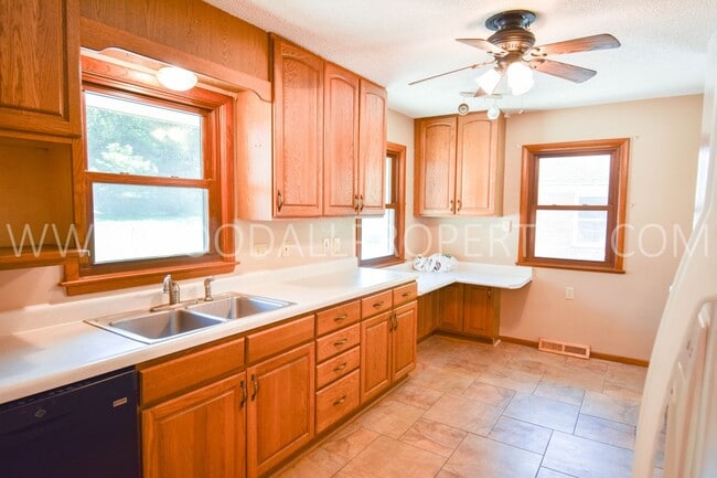 Building Photo - Charming 3 Bedroom, 2.5 Bath Ranch Style H...