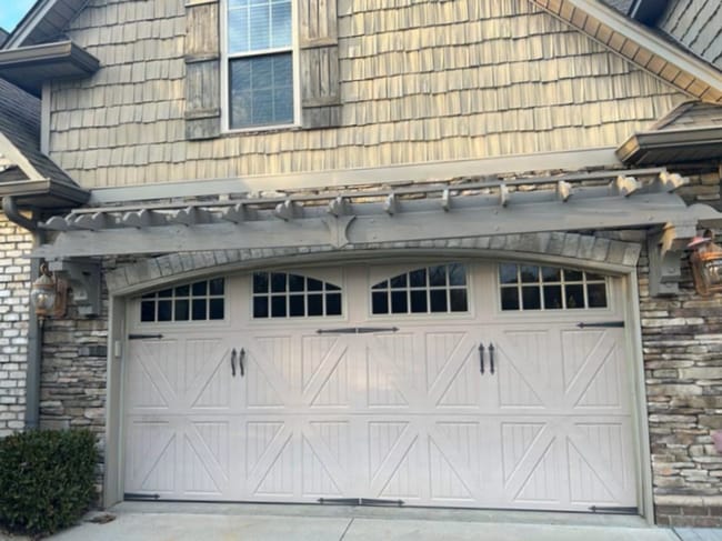 Building Photo - Spacious & Stylish 3 Bedroom, 2 1/2 Bathro...