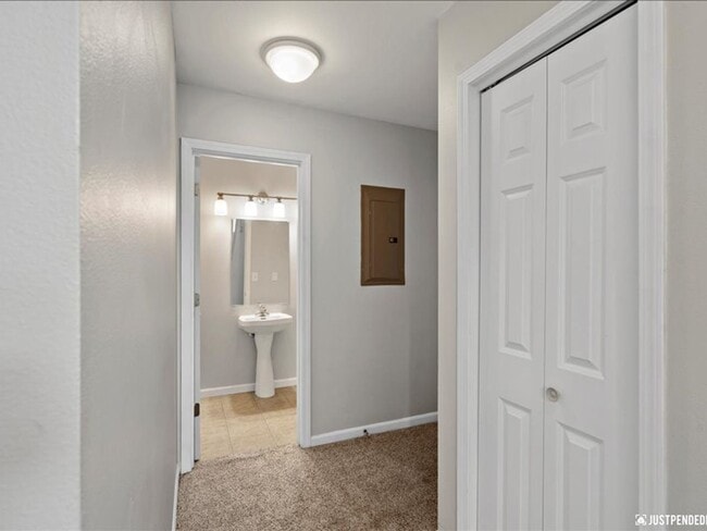 Building Photo - Timber Ridge Townhome