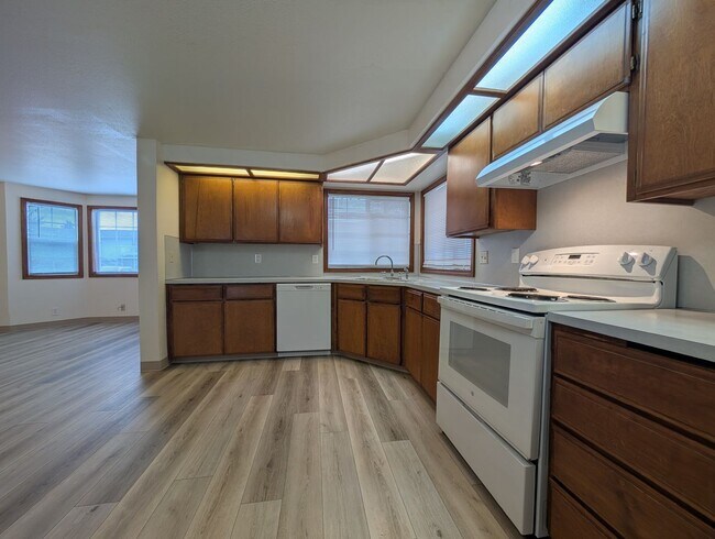 Building Photo - Great first floor 2bed/1 bath apartment in Springfield