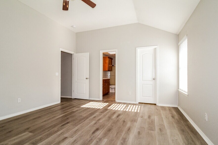 Building Photo - 716 Cavecreek St