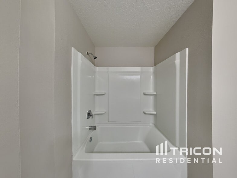 Building Photo - 624 Bullrush Ct