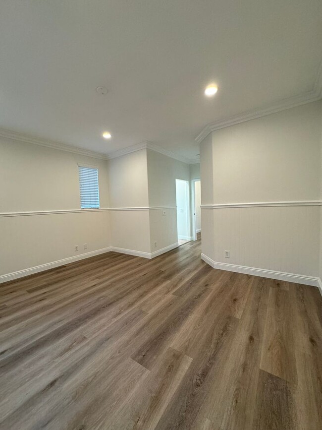 Building Photo - Modern 3 Bed | 2.5 Bath Home in Tustin Field