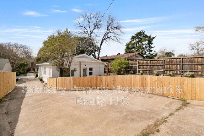 Building Photo - 2105 Tremont Ave