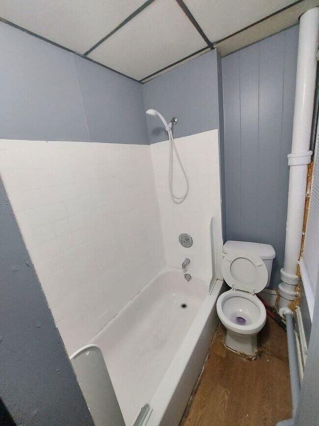 Building Photo - 3 Bedroom House plus finish Attic Train Station !