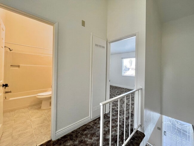 Building Photo - Apartment for Rent
