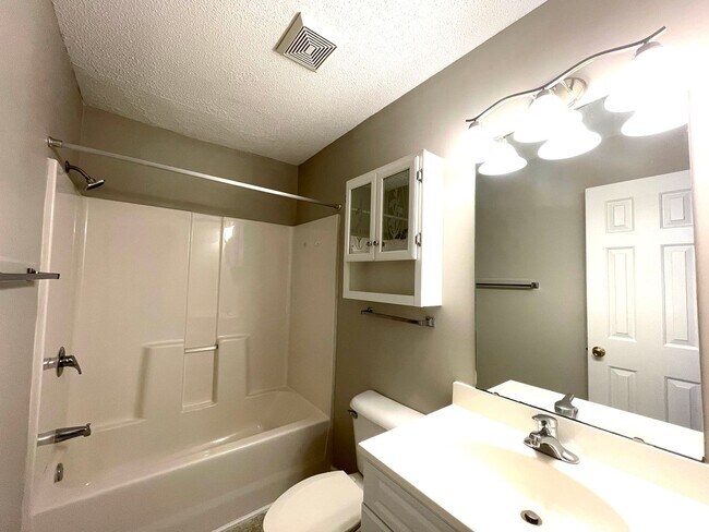 Building Photo - Available Now! 2 Bedroom, 2 Bath Condo at ...