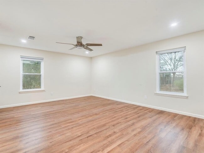 Building Photo - 317 Cedar Dr