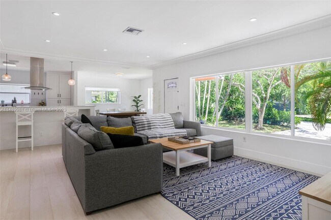 Building Photo - 890 NE 90th St