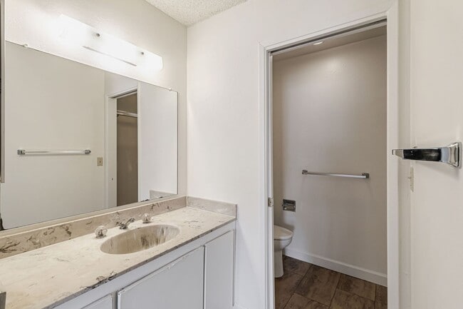 Building Photo - 2 bedroom, 2 bath townhome in the Northpoint HOA!