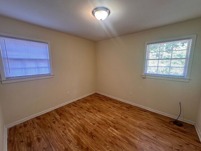 Building Photo - 801 Montclair Dr