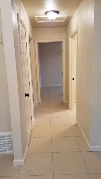 Building Photo - 422 Globe Ave