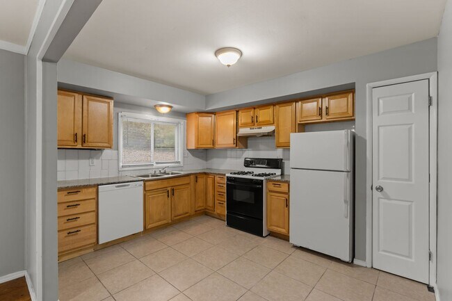 Building Photo - MOVE IN READY! Passed Occupancy. Move in before the holidays!