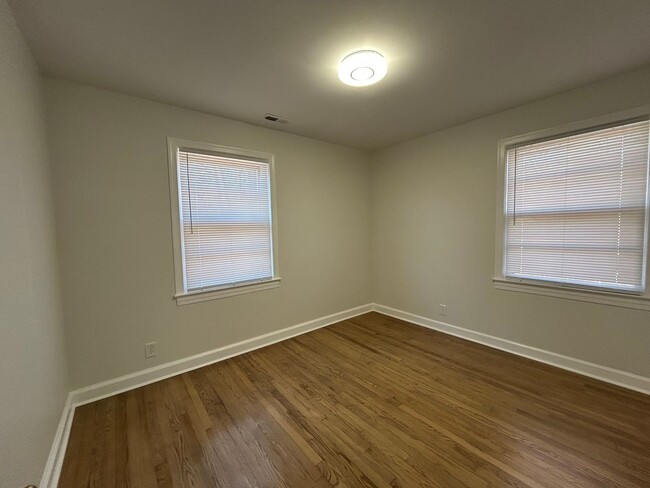 Building Photo - One Level newly renovated  3 bedroom 1 bat...