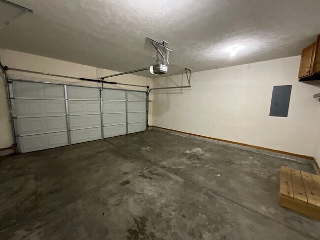 Building Photo - Beautiful Home on Private Setting