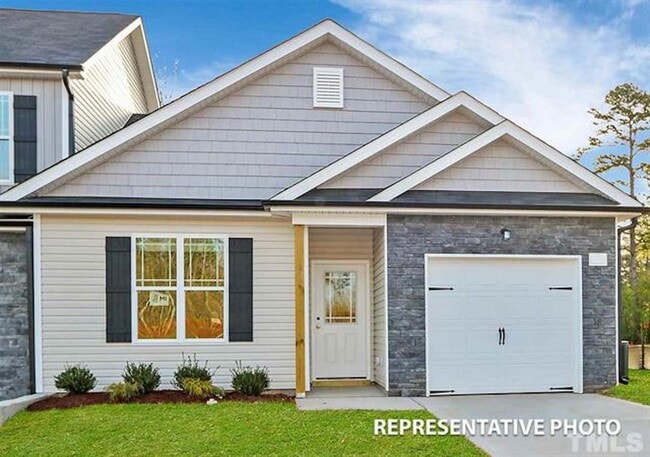 Building Photo - 3 Bedroom Triplex in Smithfield!