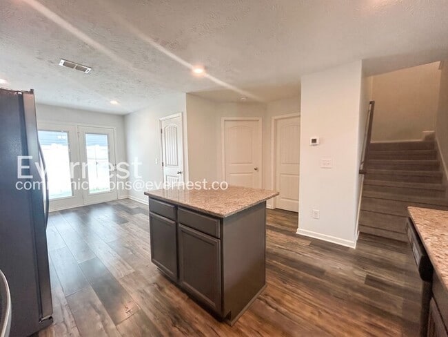 Building Photo - 3 Bed/3 Bath Townhome with Garage / Available Now!