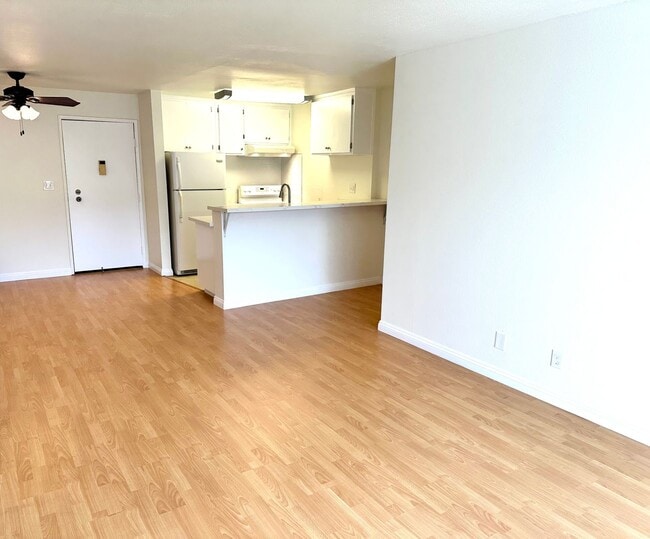 Building Photo - Spacious 1 Bedroom Condo on PCH