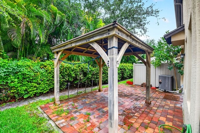 Building Photo - 2833 Troubadour St