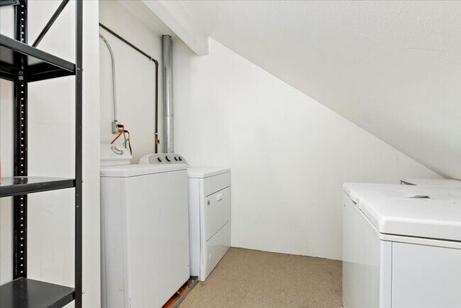Building Photo - FOOTHILL 3 bed 2 bath Condo with Pool