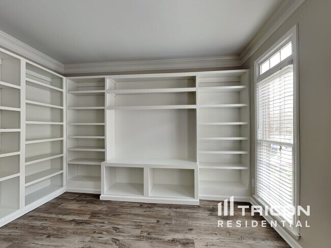 Building Photo - 716 Parkside Dr