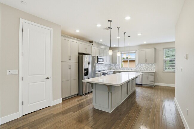 Building Photo - 621 Cinnamon Cir