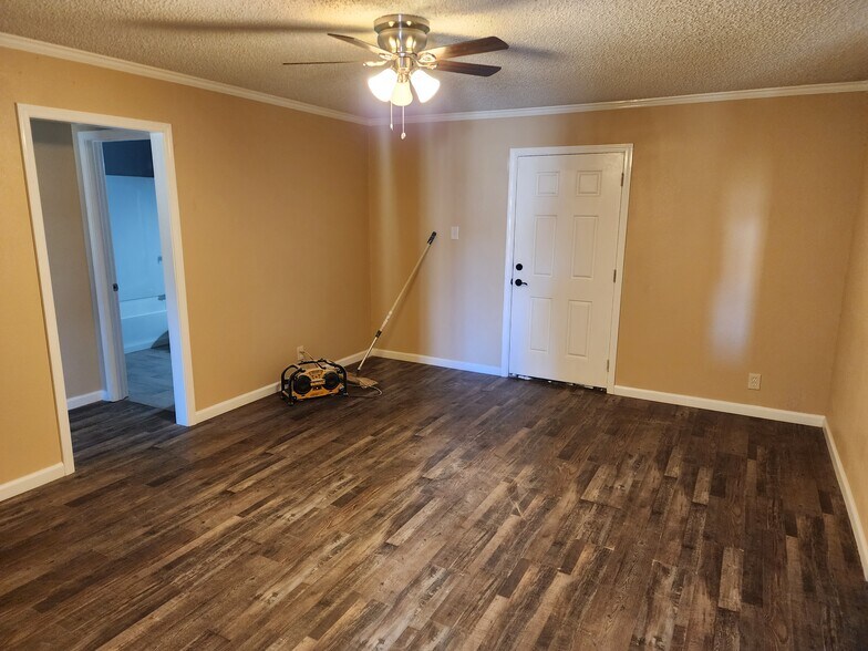 Building Photo - 604 Zoe Cir