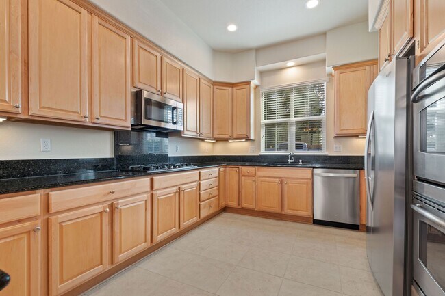 Building Photo - Gated Somersett Home!