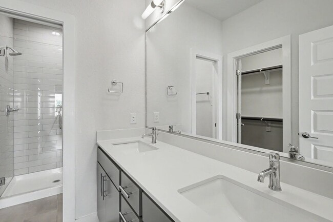 Building Photo - 4 Week Free Move-In Incentive! Modern Downtown SA Townhome | Rooftop Balcony, Private Garage & Al...