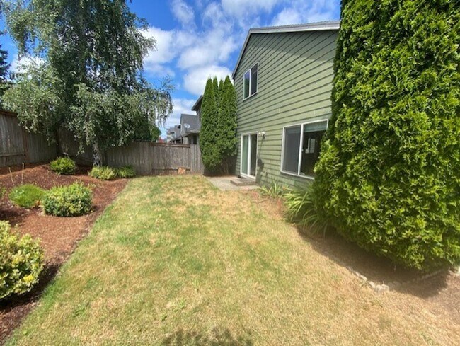 Building Photo - Charming and Spacious Home